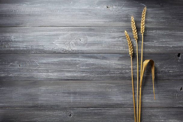 ears of wheat on wood - Fotoğraf, Görsel