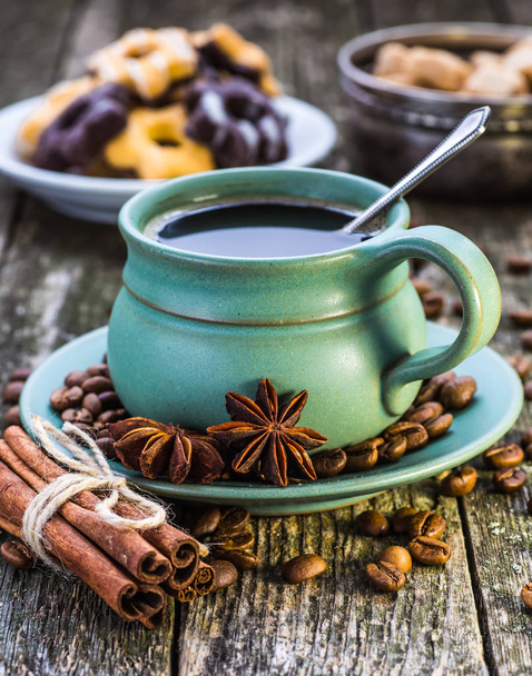 coffee cup and coffee beans - Фото, зображення