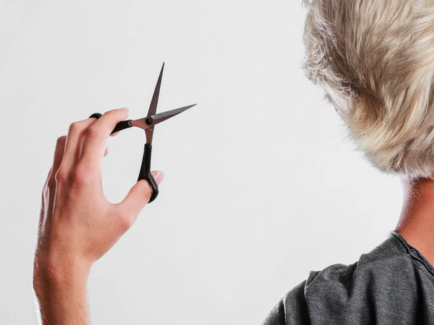 Man with scissors ready to hair cutting - Foto, imagen