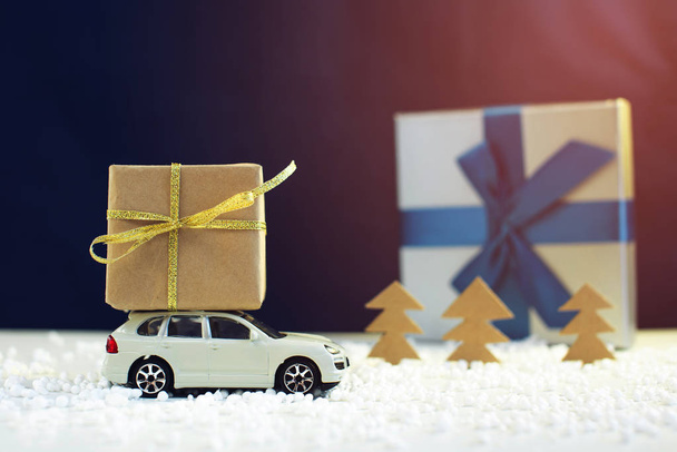 Spielzeugauto trägt auf dem Dach Geschenk für Weihnachten - Foto, Bild