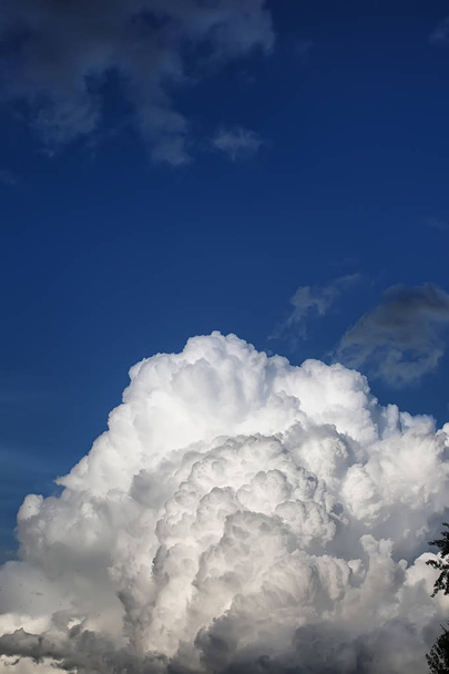 onweerswolk in een blauwe hemel - Foto, afbeelding