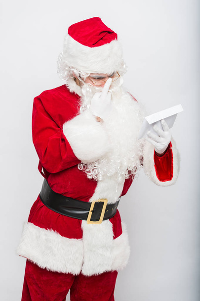 Santa Claus Reading list na białym tle nad Hamburger biały - Zdjęcie, obraz
