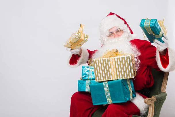 Santa tilalla monia joululahjoja
 - Valokuva, kuva