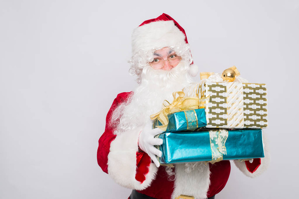 Santa tenendo molti regali di Natale
 - Foto, immagini