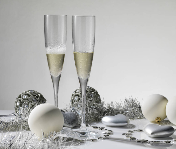 Copas de champán listas para traer en el Año Nuevo
 - Foto, Imagen