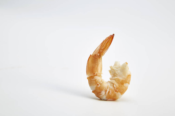 Vařené krevety izolované na bílém pozadí - Fotografie, Obrázek