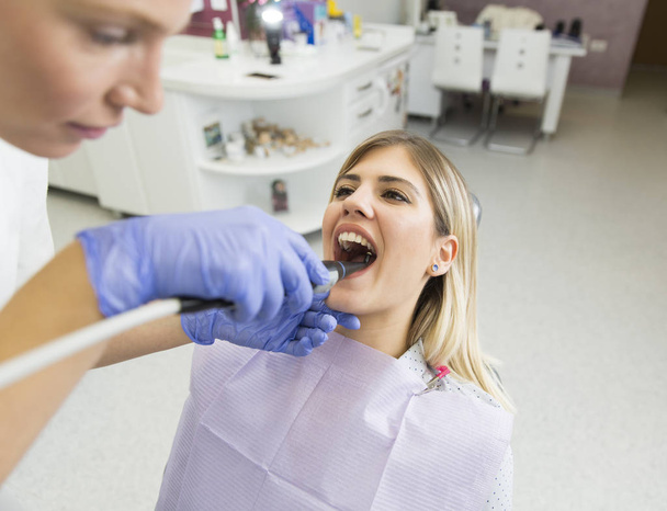 Patient ayant subi un examen dentaire
 - Photo, image