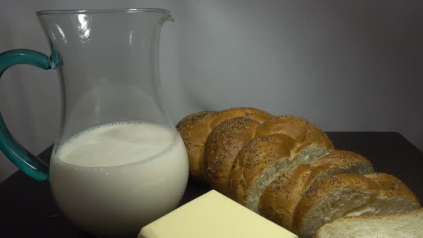Chléb, mléko a máslo na dřevěný stůl, blízko Hd - Záběry, video