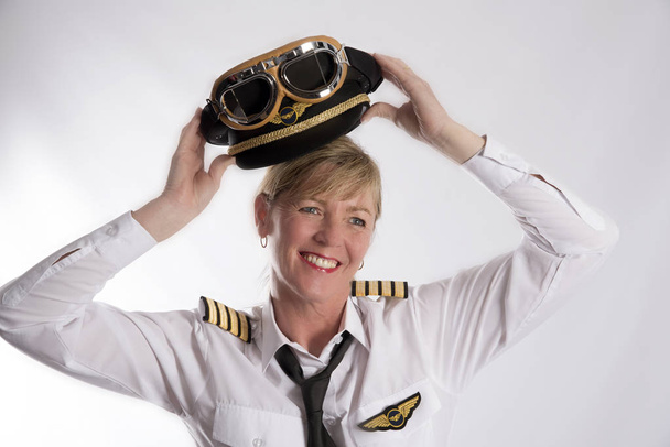 Vrouwelijke piloot met bril en uniforme hoed - Foto, afbeelding