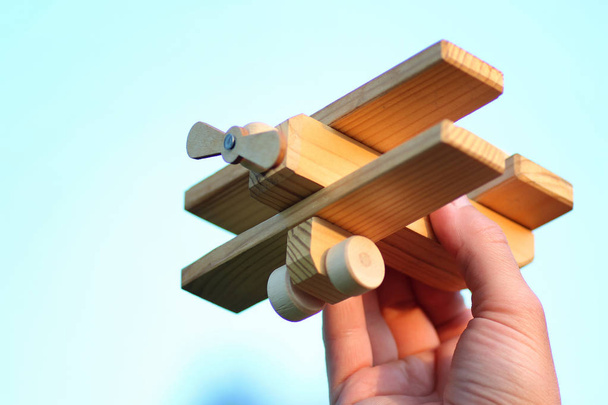 деревянный игрушечный самолет
 - Фото, изображение