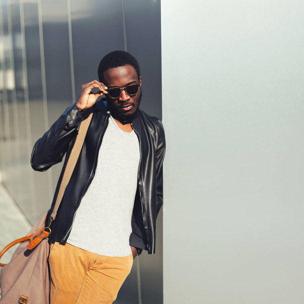 Moda hombre africano modelo posando con gafas de sol y negro
  - Foto, Imagen