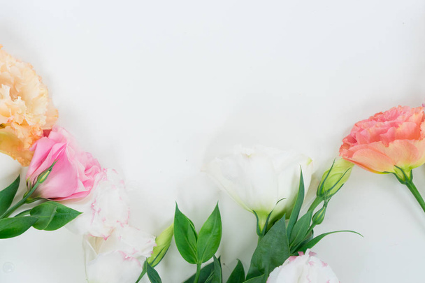 Rózsaszín, fehér és lila virágok - Fotó, kép