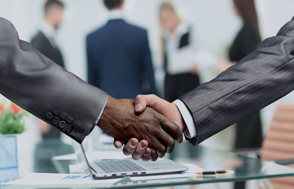 Handshake firmy partners.a skuteczne i opłacalne Zgadzam się - Zdjęcie, obraz