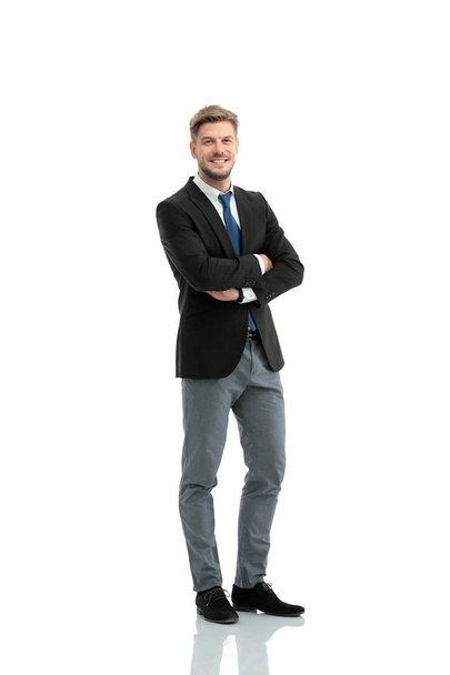 portrait in full growth - the young smiling businessman - Foto, Bild