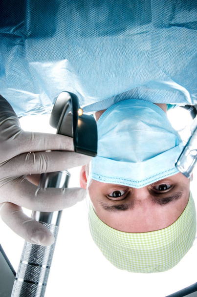 Ιατρών αναισθησιολόγου προετοιμασία intubated ασθενούς πριν την επέμβαση. - Φωτογραφία, εικόνα