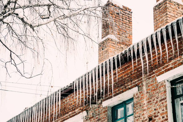 Icicles on the roof of the old house - Fotografie, Obrázek