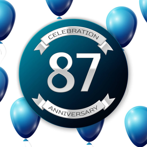 Zilveren nummer tachtig zeven jaar anniversary celebration op blauwe cirkel papier banner met zilver lint. Realistische blauwe ballonnen met lint op witte achtergrond. Vectorillustratie. - Vector, afbeelding