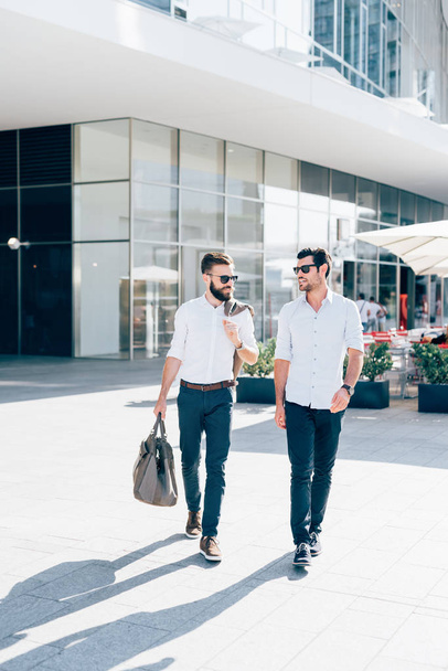 hombres de negocios caminando por la ciudad - Foto, Imagen
