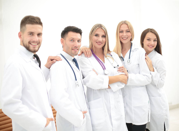 Team von Medizinern blickt lächelnd in die Kamera. - Foto, Bild
