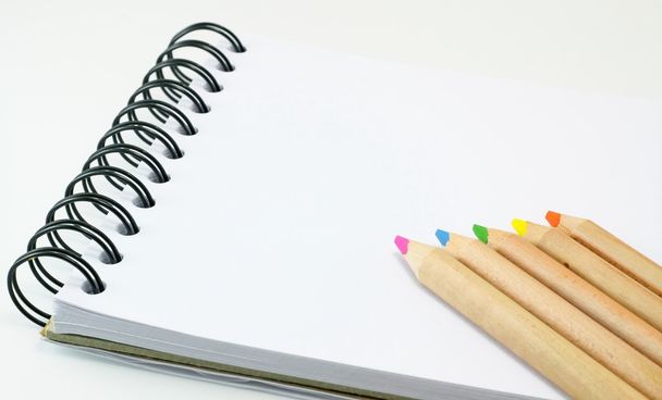 szkic książki farbują ołówek na białym tle - Zdjęcie, obraz