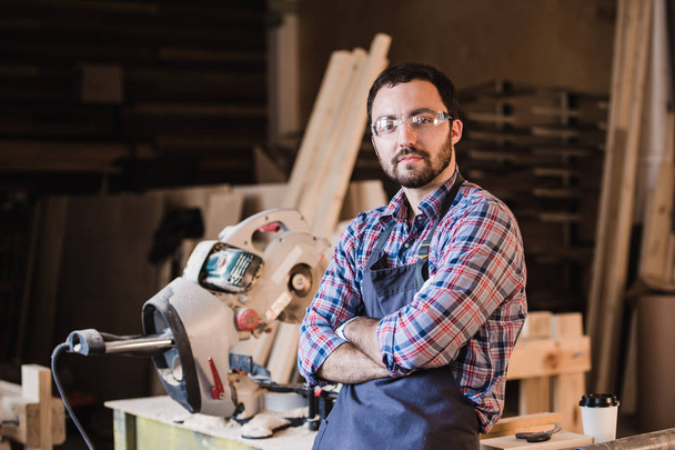 Feliz joven carpintero artesano en el taller, sonriendo
 - Foto, Imagen