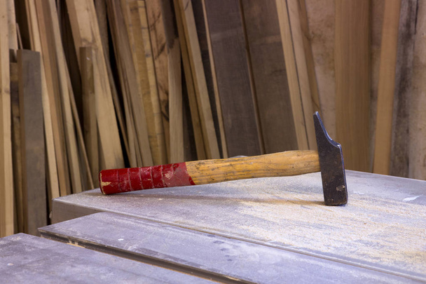closeup of hammer on table at workshop - Foto, imagen