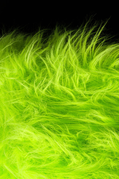 Amarelo verde tecido de pelúcia no fundo preto horizontal
 - Foto, Imagem