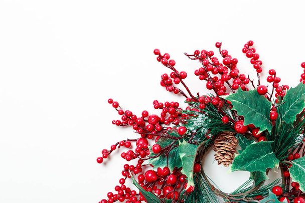 Holly çilek ve beyaz arka plan üzerinde izole evergreen Noel çelenk - Fotoğraf, Görsel