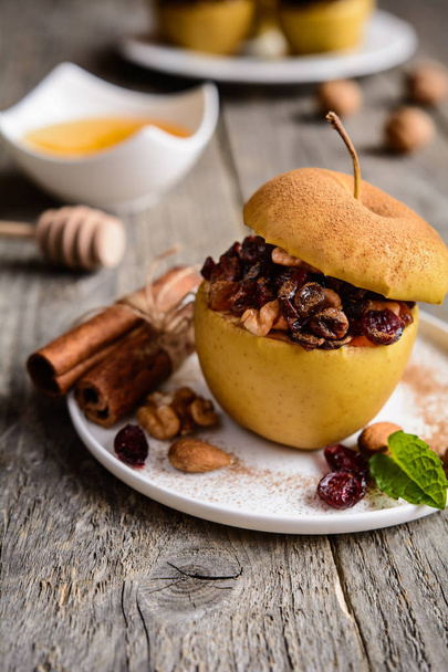 Ψητό μήλο γεμιστό με ξηρούς καρπούς, αποξηραμένα φρούτα και μέλι - Φωτογραφία, εικόνα