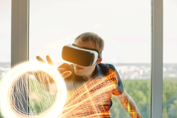 Ο άνθρωπος με τα γυαλιά της εικονικής πραγματικότητας. Μελλοντική έννοια τεχνολογίας. - Φωτογραφία, εικόνα