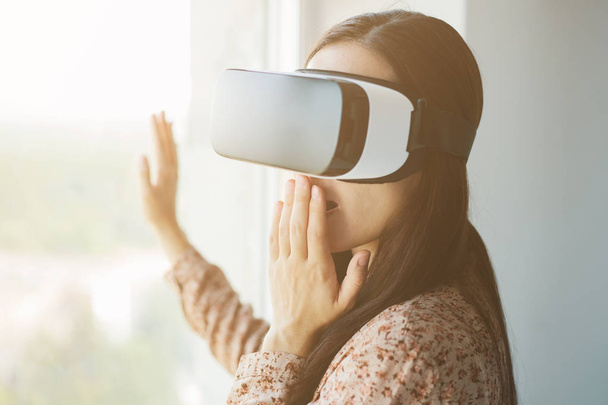 Nő a virtuális valóság szemüveg. Jövőbeni technológia koncepció. - Fotó, kép