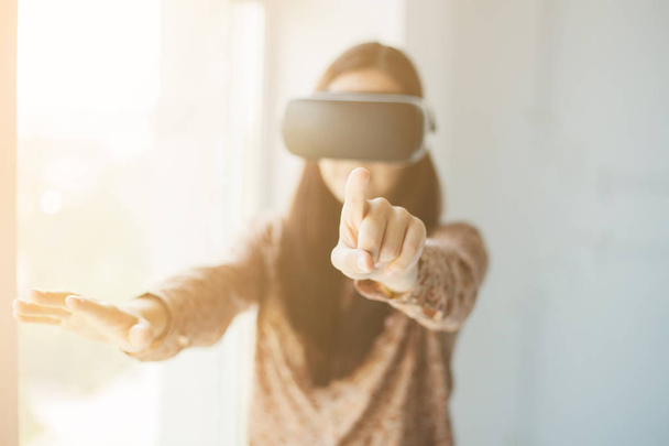 Femme avec des lunettes de réalité virtuelle. Concept technologique futur
. - Photo, image