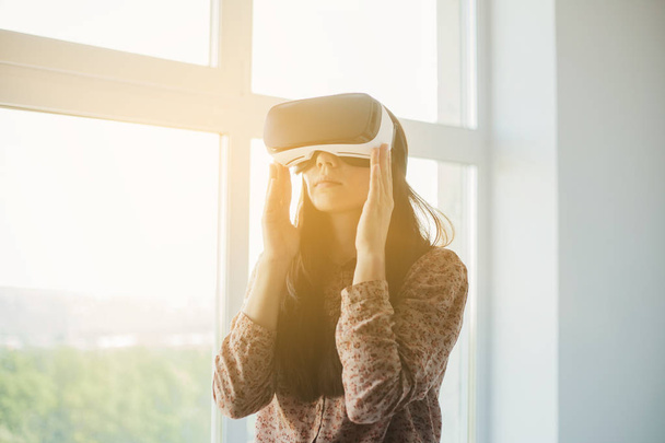 Nő a virtuális valóság szemüveg. Jövőbeni technológia koncepció. - Fotó, kép