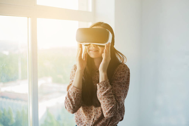 Kobieta z okulary wirtualnej rzeczywistości. Koncepcja przyszłych technologii. - Zdjęcie, obraz