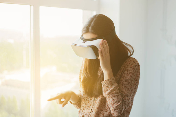 Mujer con gafas de realidad virtual. Concepto de tecnología futura
. - Foto, imagen