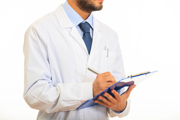 Médico segurando uma área de transferência no fundo branco
 - Foto, Imagem