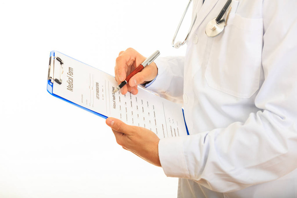 Doktor drží schránky na bílém pozadí - Fotografie, Obrázek