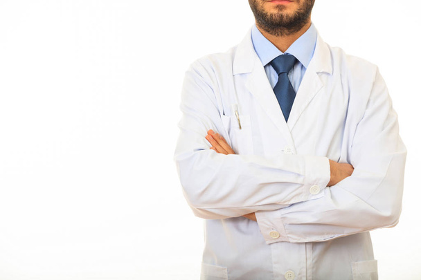 Doctor con brazos cruzados sobre fondo blanco
 - Foto, imagen