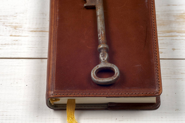 vieilles clés sur le livre, fond en bois antique
 - Photo, image
