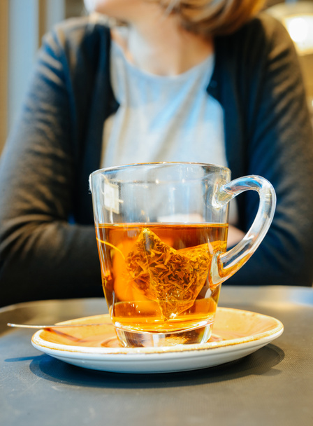 ダージリン紅茶を飲む女性  - 写真・画像