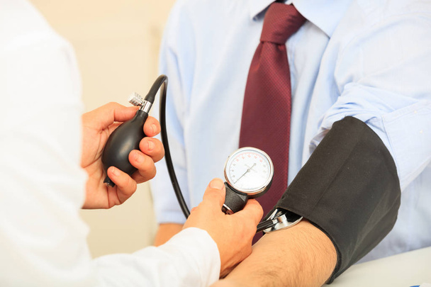 lékař Měření krevního tlaku - Fotografie, Obrázek