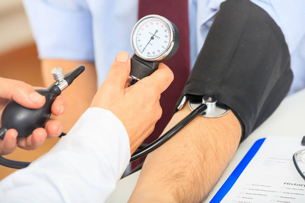 lékař Měření krevního tlaku - Fotografie, Obrázek