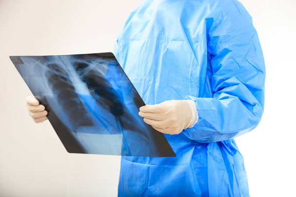 Доктор смотрит на рентген
 - Фото, изображение