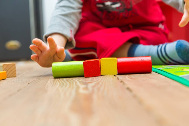 Small boy playing with wooden blocks - Foto, immagini