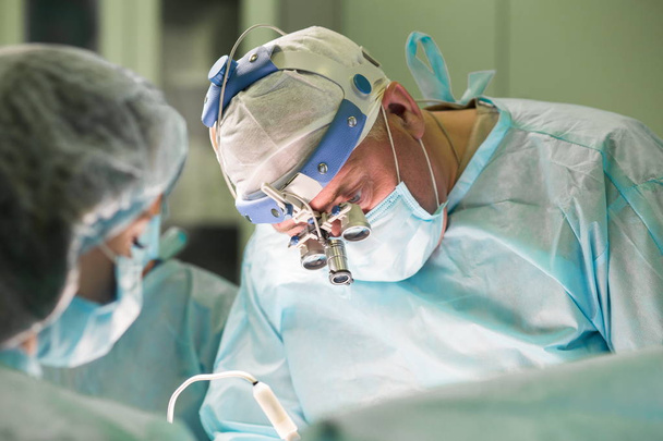 Equipo quirúrgico durante la realización de la cirugía estética en el hospital ope
 - Foto, imagen