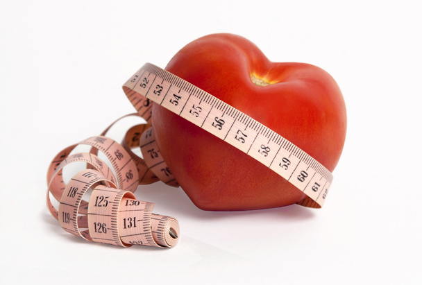 Peso y corazón. Verduras y cinta métrica para una l saludable
 - Foto, Imagen