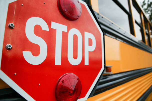 Autobus szkolny i czerwony znak stop  - Zdjęcie, obraz