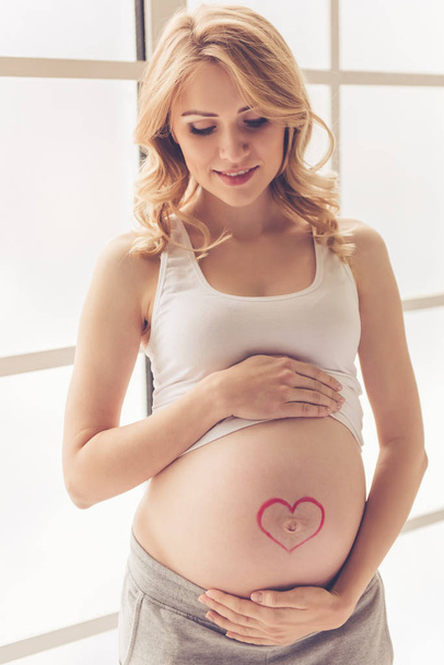 Красивая беременная женщина - Фото, изображение