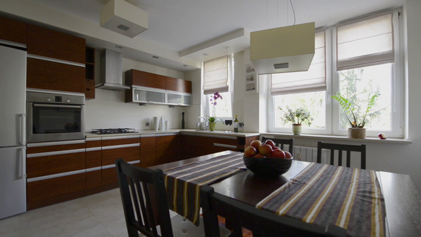 Современный дизайн интерьера кухни в бронзовом цвете
 - Кадры, видео