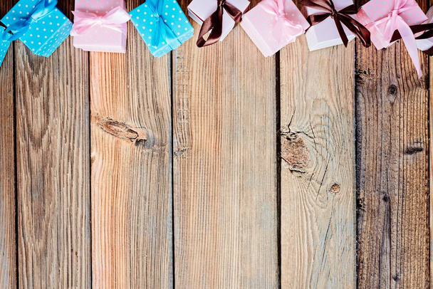 Fond de Noël en bois avec de petits cadeaux
 - Photo, image